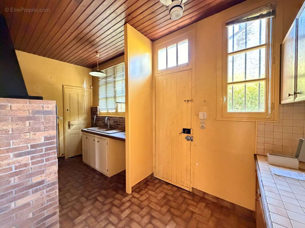 Maison de ville avec garage et beau potentiel au cœur de Ruffec - photo 12
