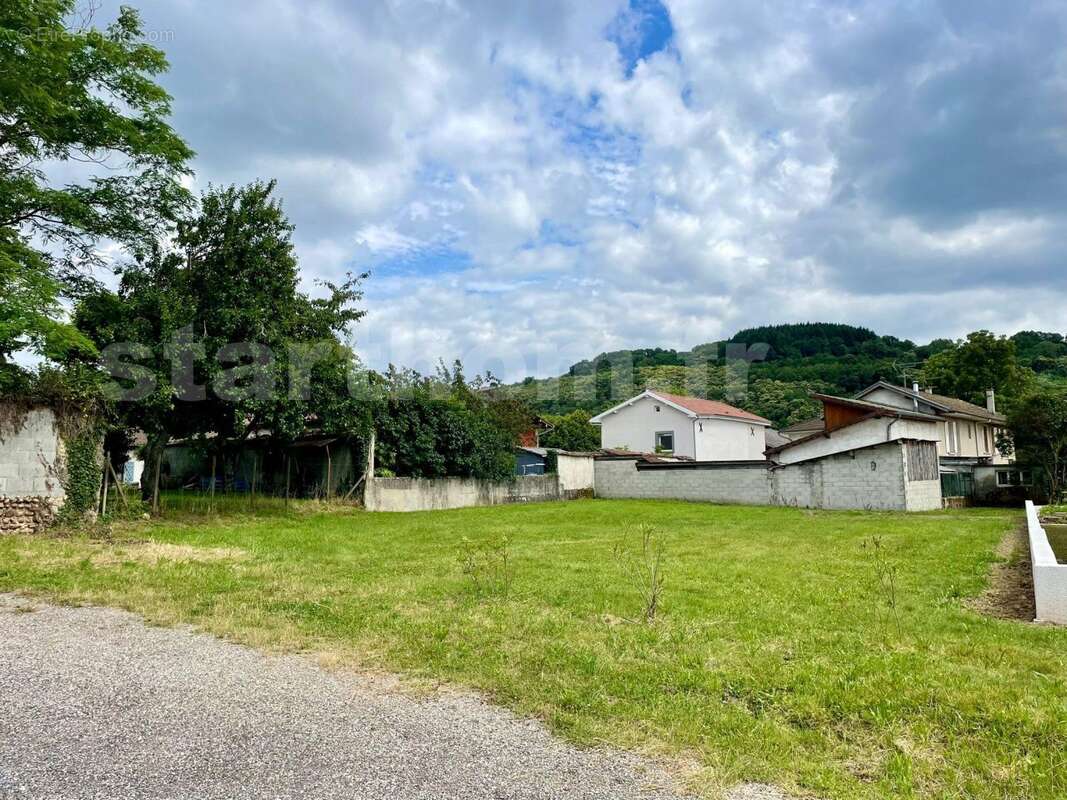 Terrain à SAINT-PIERRE-DE-BRESSIEUX