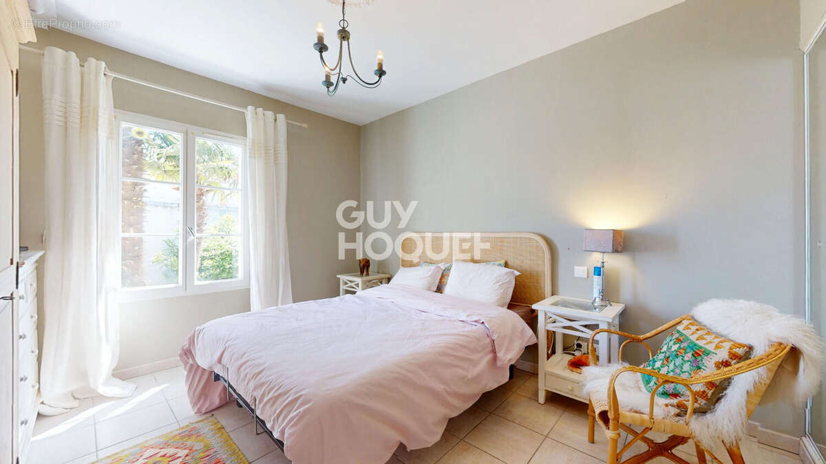 Maison au coeur de Saint-Martin-de-Ré - Un havre de paix à saisir ! - photo 5