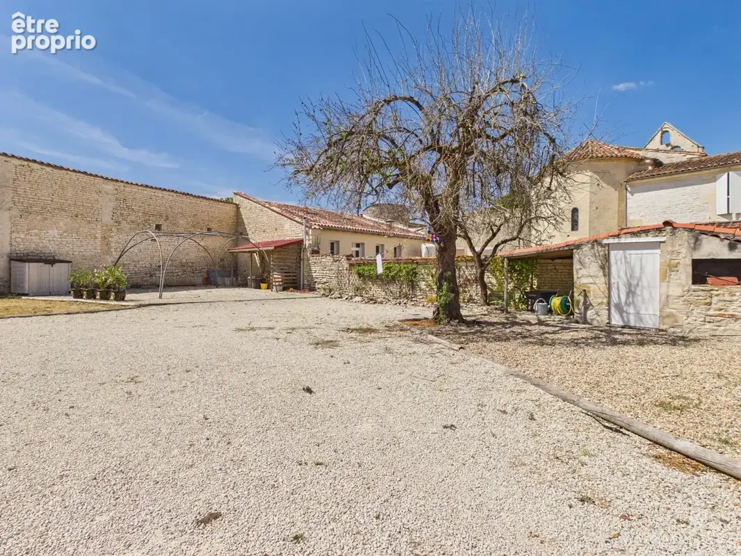 Maison en pierre avec cour et jardin - photo 17