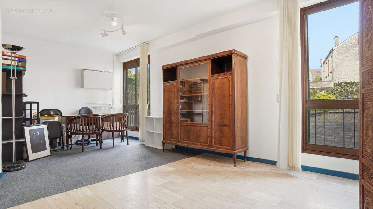 Commerce à FONTAINEBLEAU