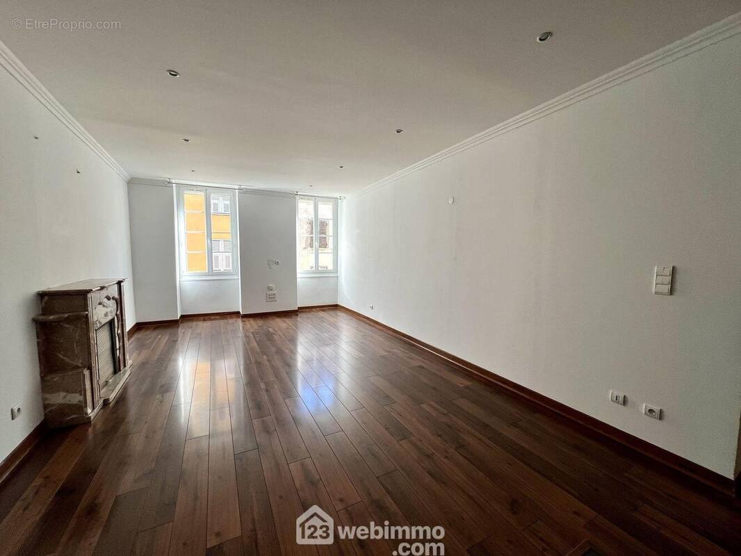 Le salon très lumineux avec ses deux fenêtres - Appartement à SAN-MARTINO-DI-LOTA