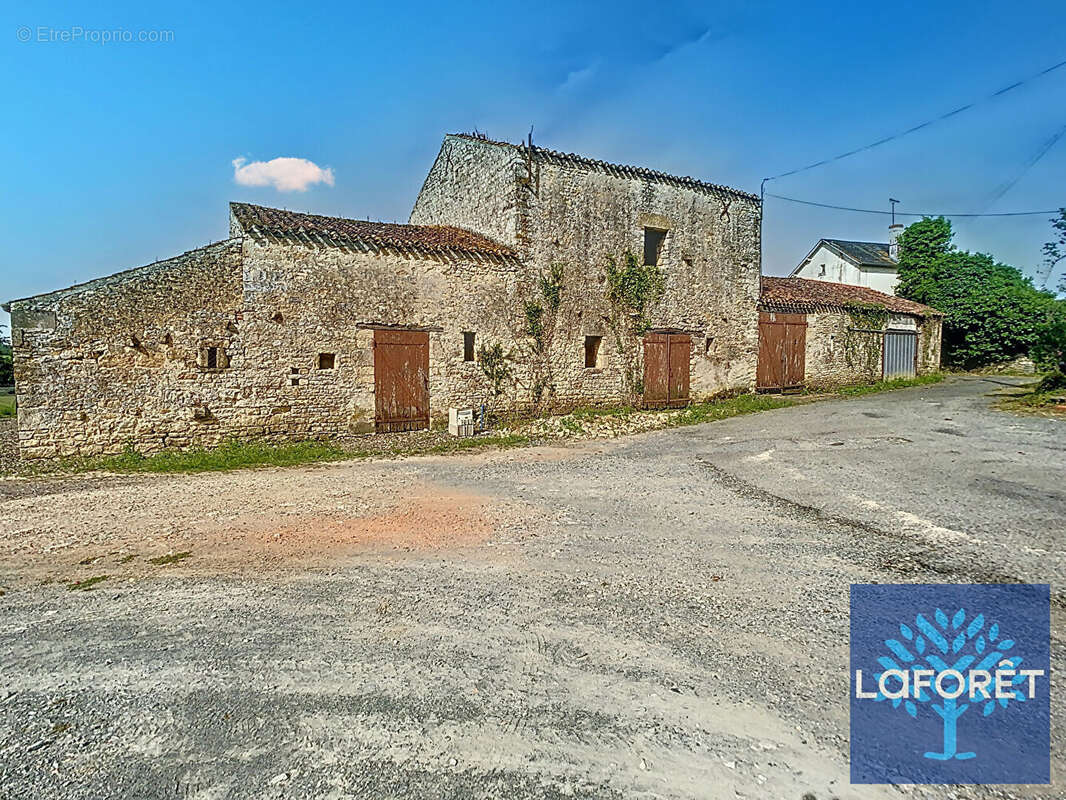 Maison à BAZOGES-EN-PAREDS
