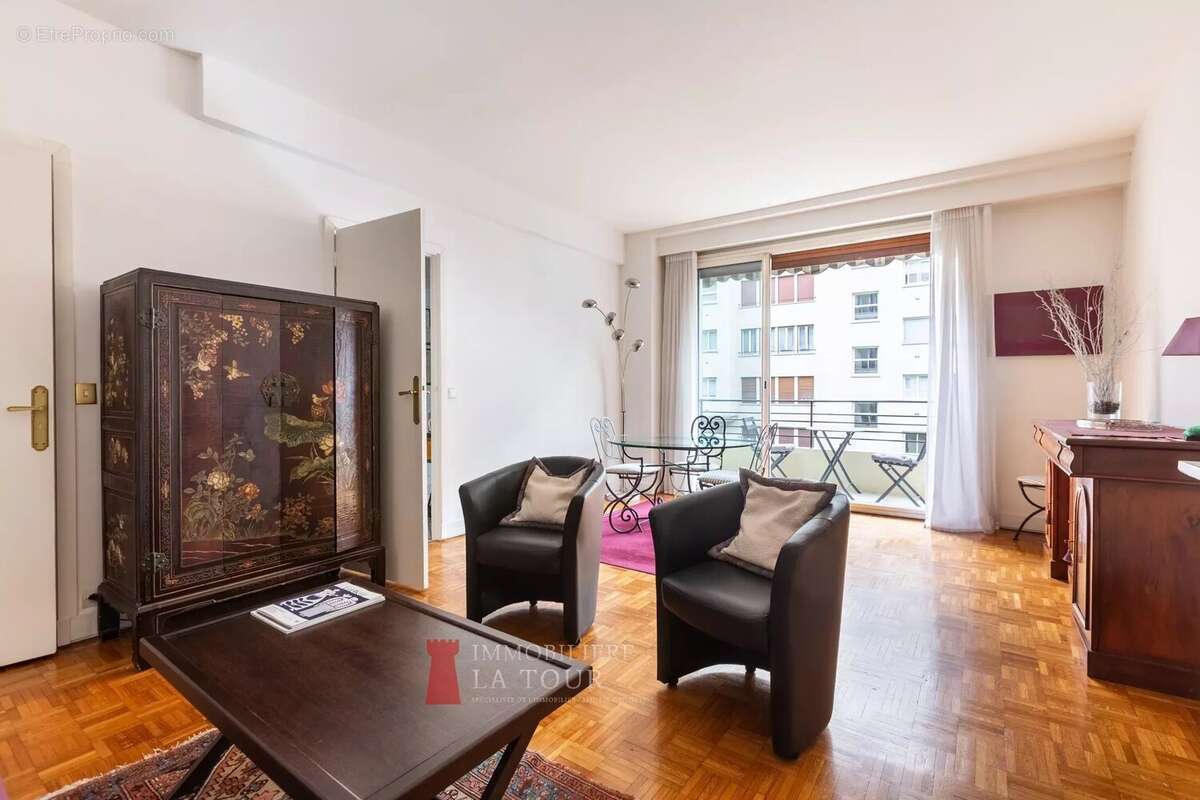 Appartement à PARIS-16E
