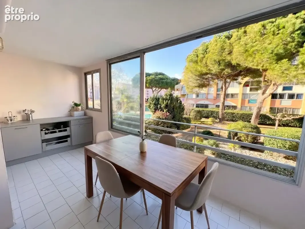 Le cap d’agde – appartement meublé avec vraie cabine fermée à fenêtre  grande loggia fermée modulable 10 m²  vue jardin & piscin - photo 10