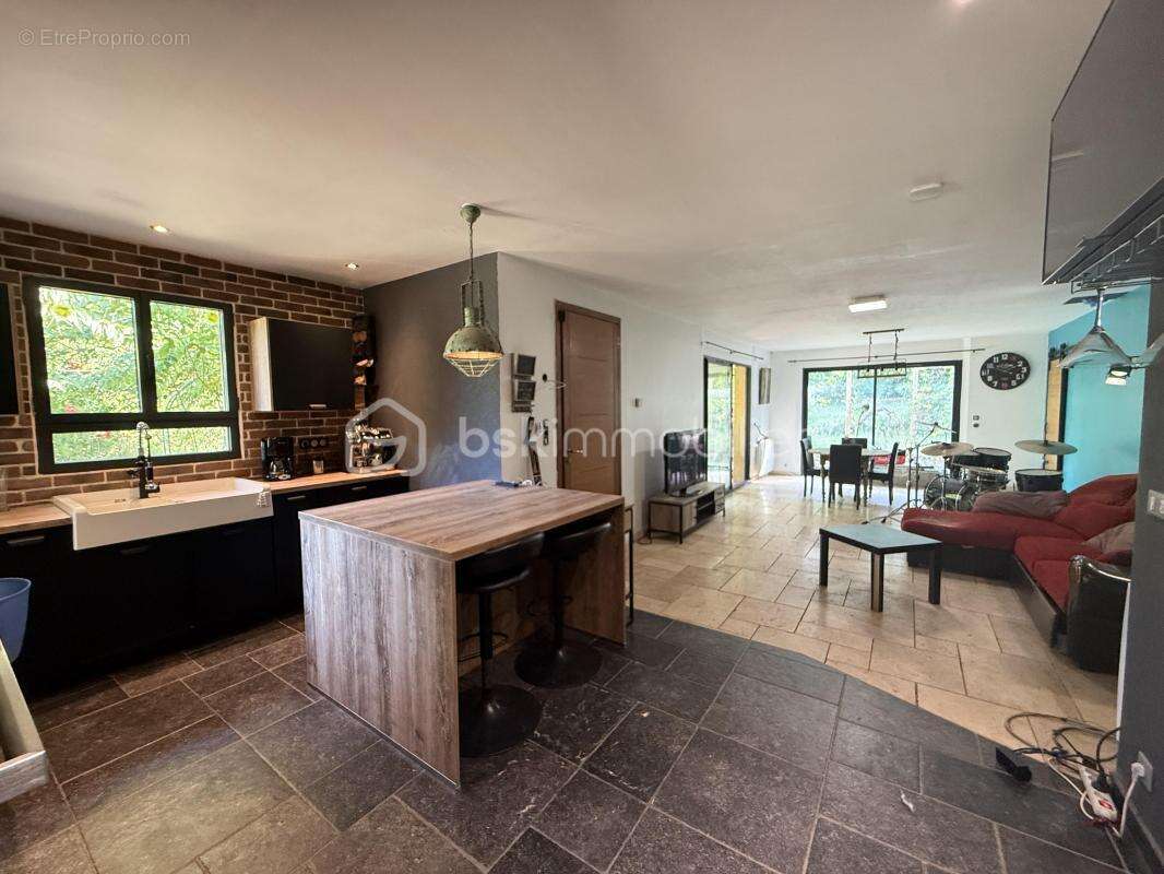 Maison à LA ROQUE-SUR-CEZE