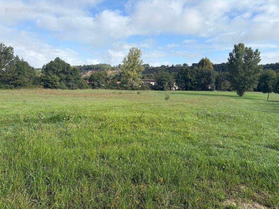 Terrain à SAINT-SULPICE