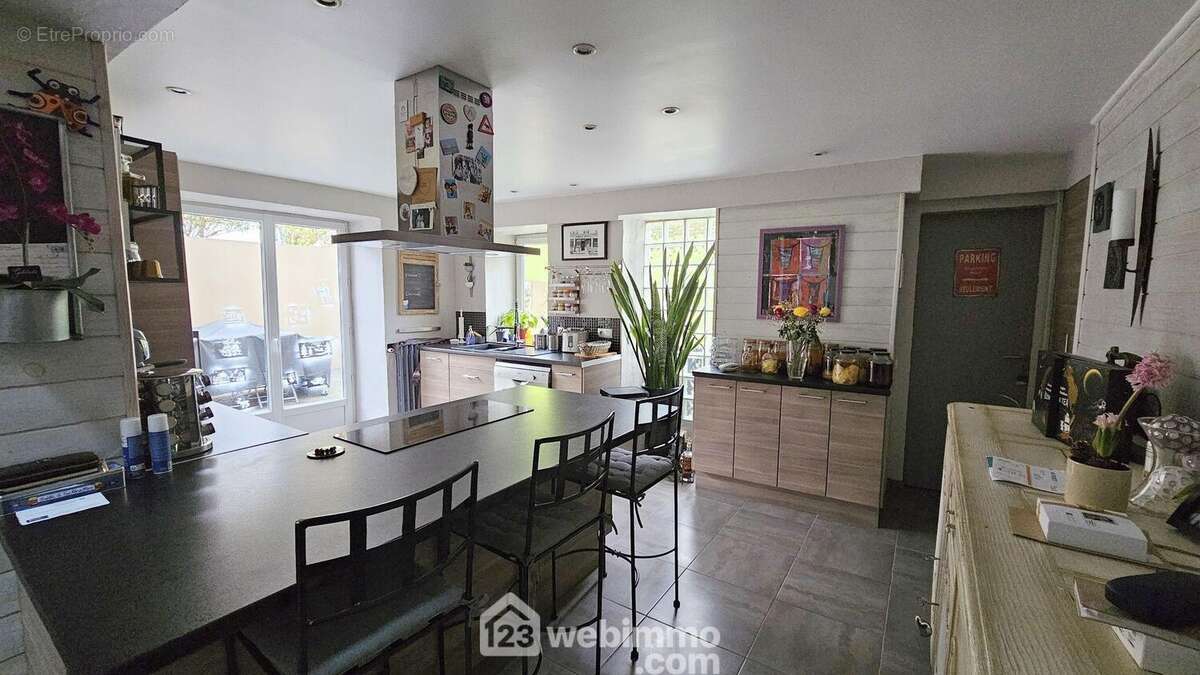 Une cuisine ouverte de 16 m². - Maison à SOISY-SUR-SEINE