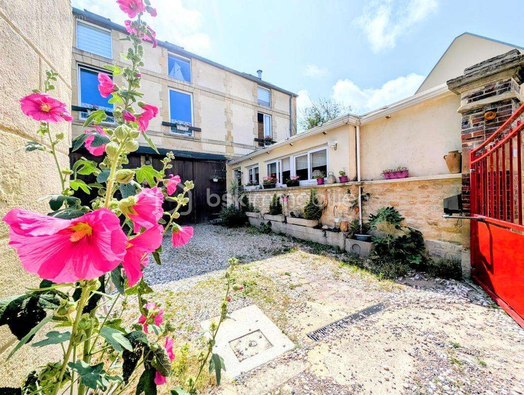 Maison en pierre de ville avec cour ! - photo 4