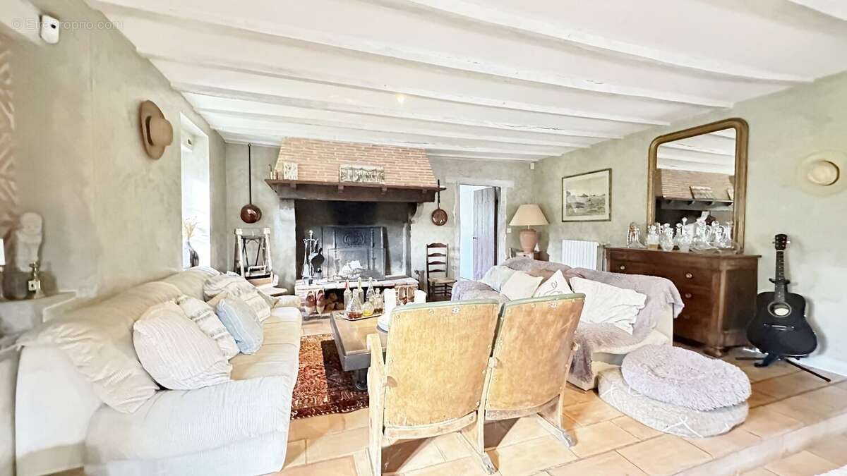 Propriete de type t8 de 292 m2 + 2 dependances + piscine + 3 garages - photo 13