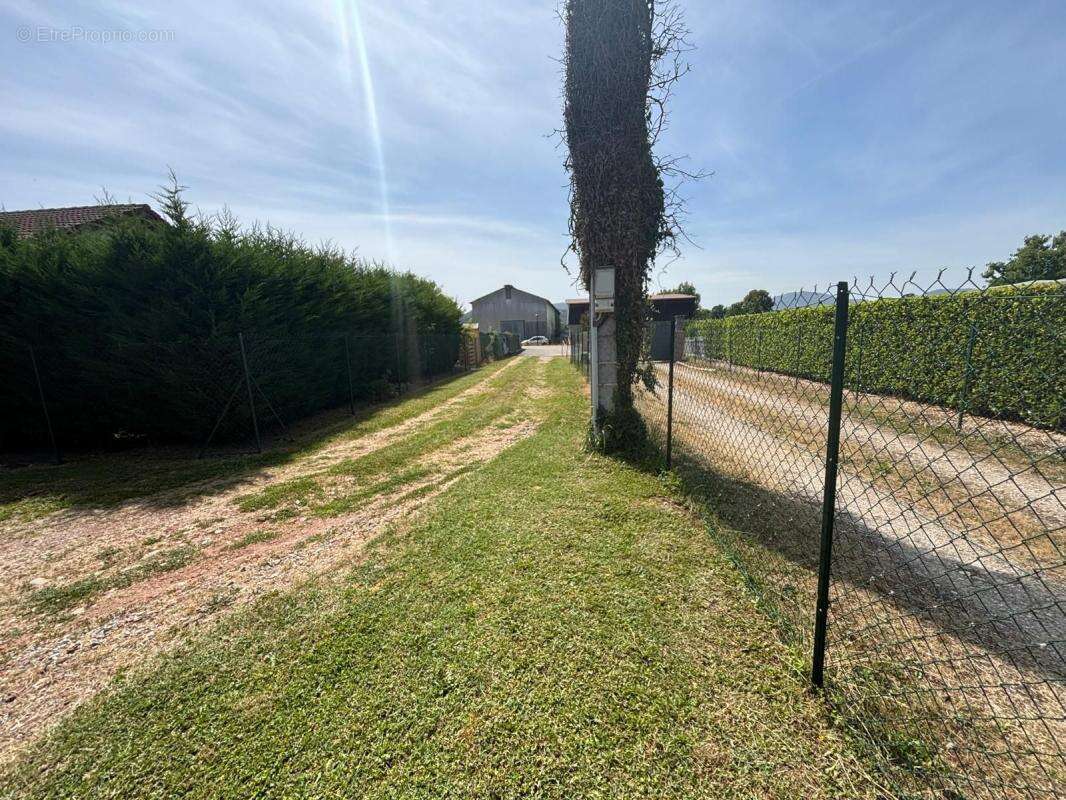 Terrain constructible sur la commune de peyrieu (01300) - photo 2
