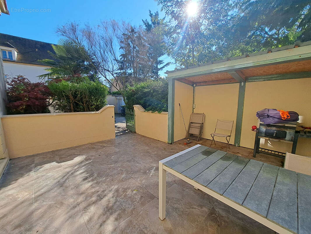 Belle demeure de 342m²  avec piscine intérieur, sous-sol total dans le village de FAVRIEUX - photo 3