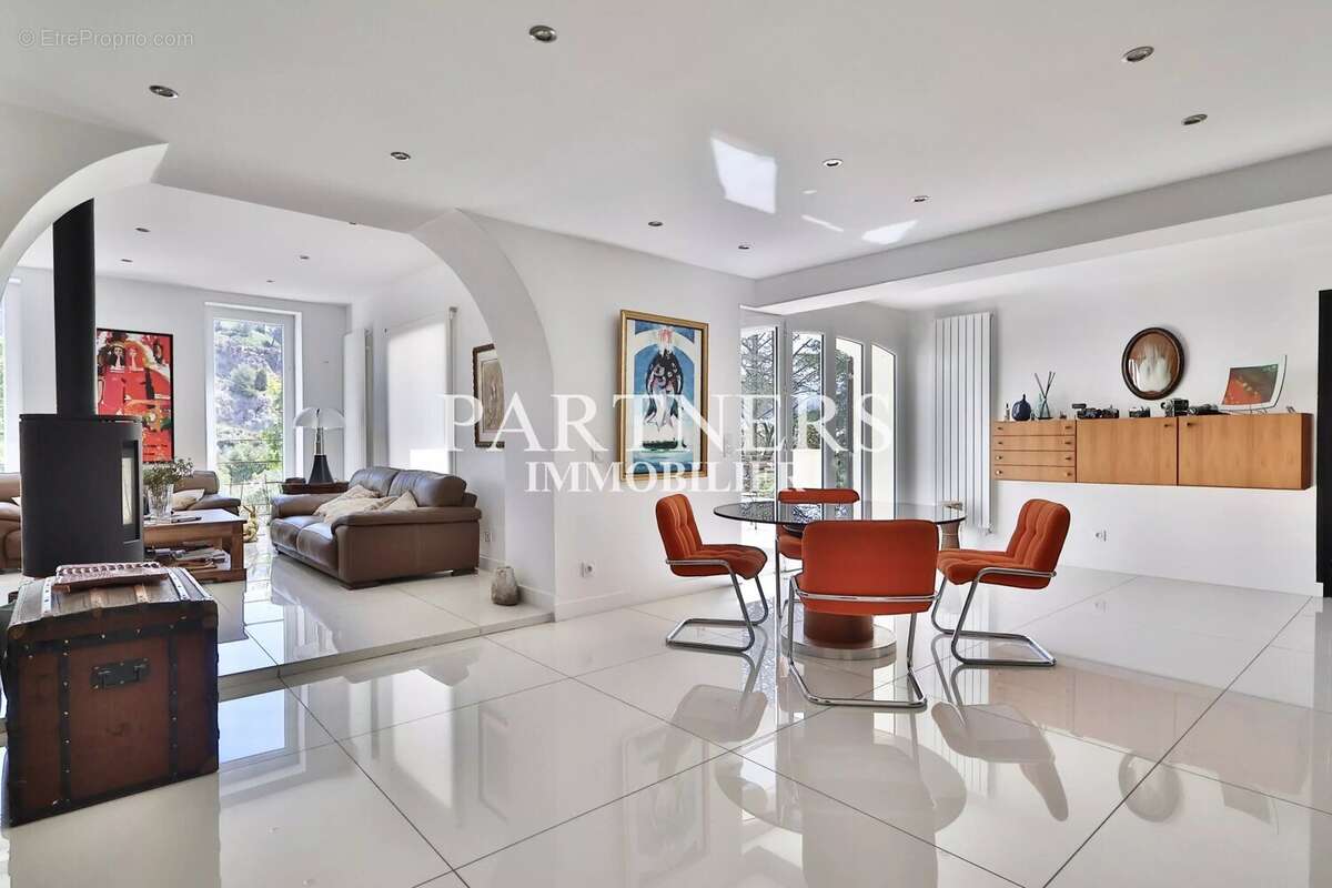 Maison 357 m² à La Destrousse  - photo 3