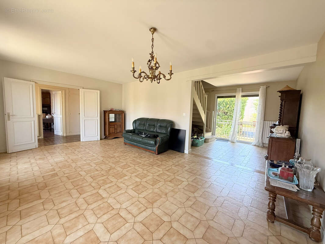 Pavillon familial avec vie de plain-pied, sous-sol total et beau jardin   Toury - photo 3