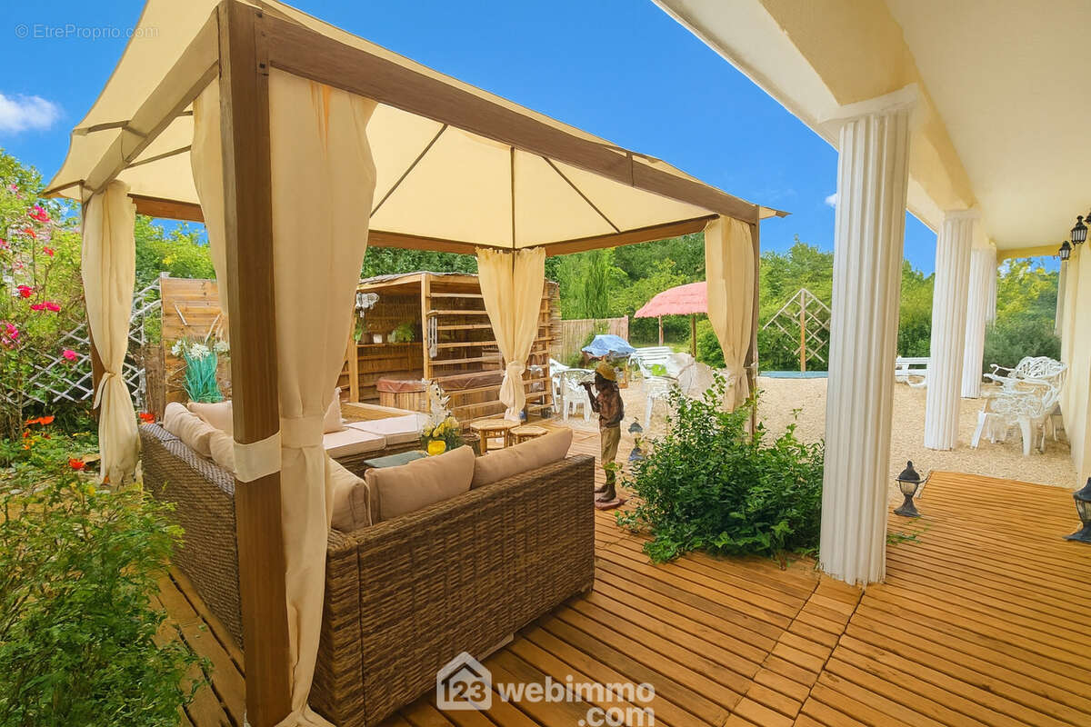.........cette terrasse idéalement exposée et sans vis-à-vis.
