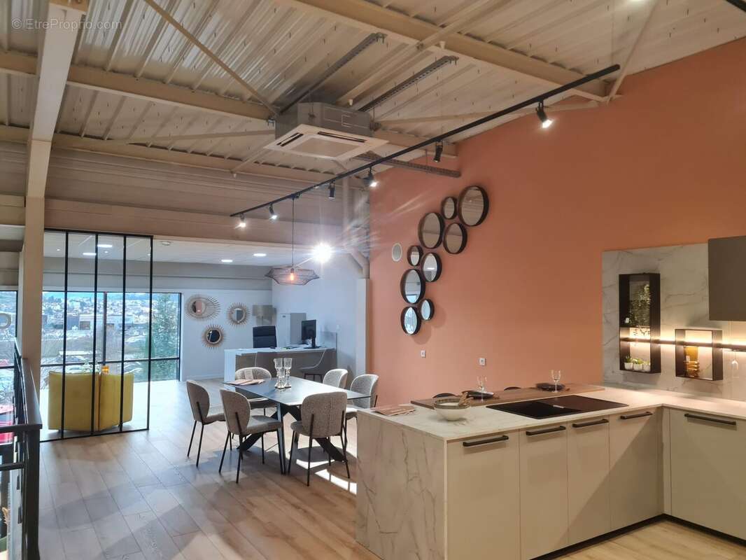 Commerce à SAINT-GENEST-LERPT