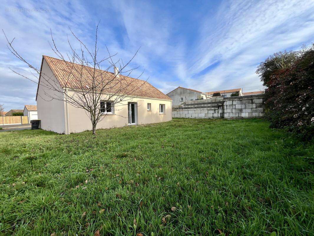 Maison à SAINT-MACAIRE-EN-MAUGES