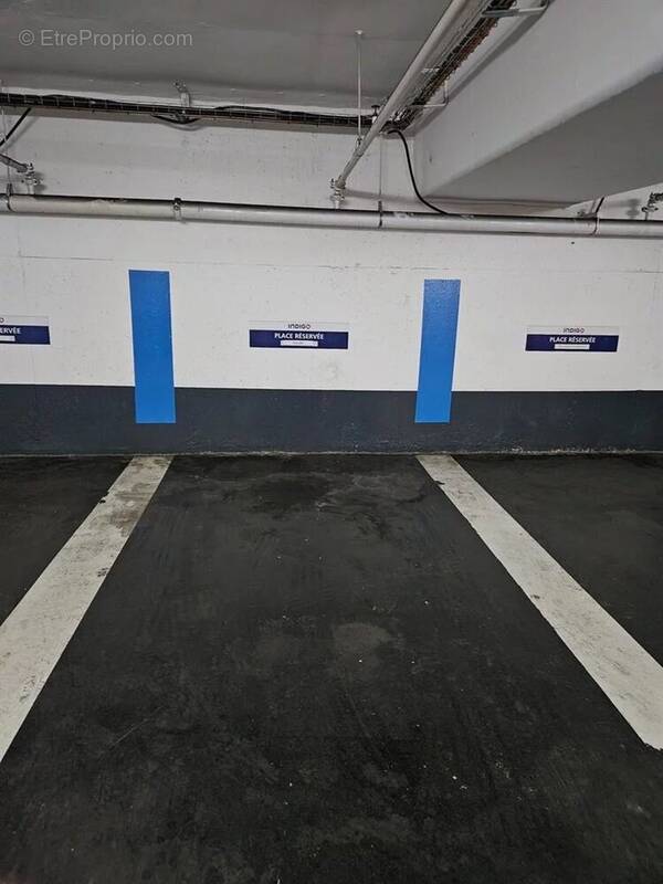 Parking à PARIS-1E