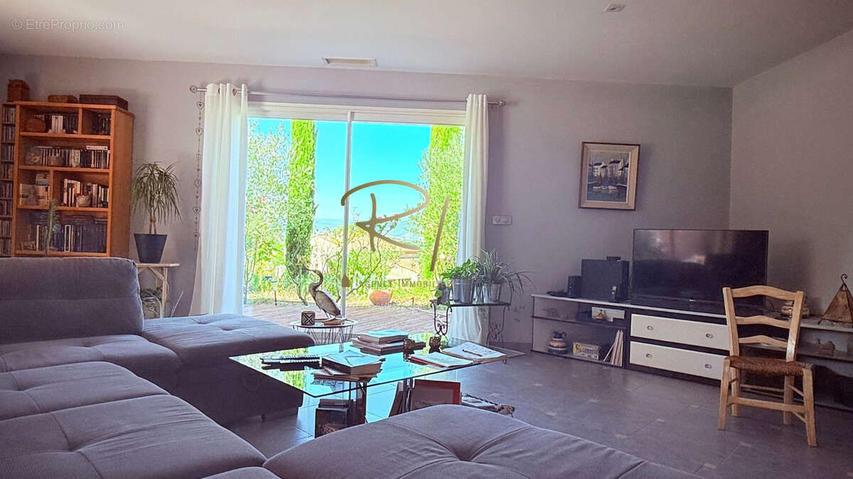 Maison à SAINT-JEAN-DE-MARUEJOLS-ET-AVEJAN