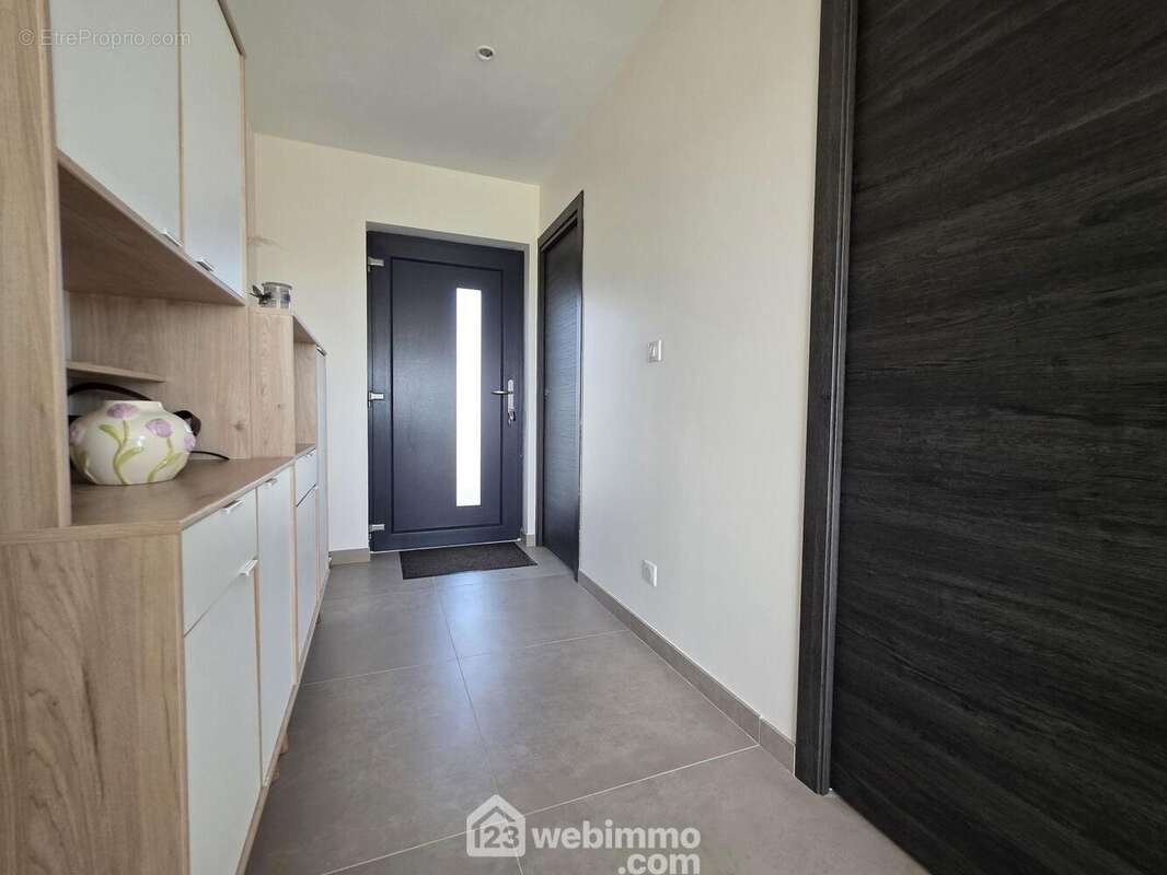 Poussons la porte et découvrons ensemble un intérieur lumineux et soigneusement agencé