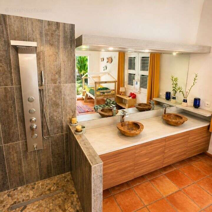 Maison à LES ABYMES