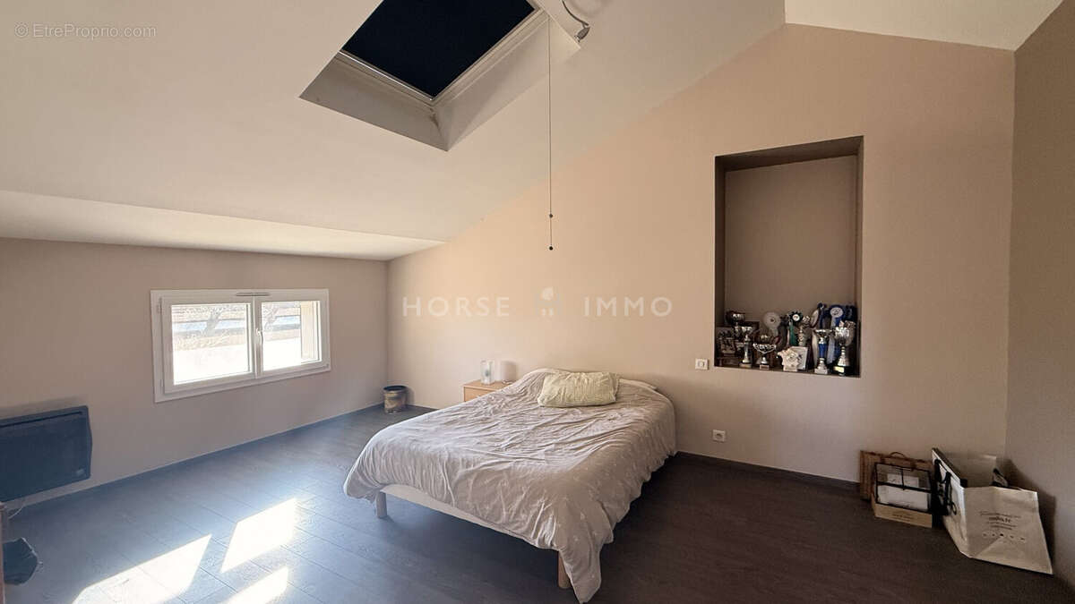 Maison 197 m² à Eyguieres  - photo 9