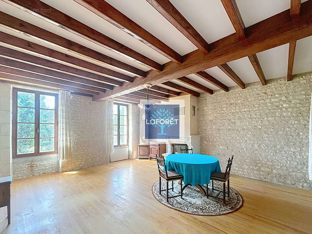Maison de caractère , 4 chambre, dépendances avec jardin arboré - photo 3