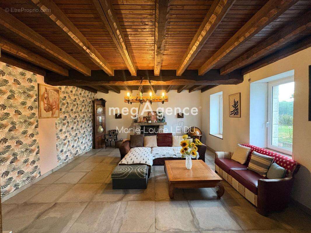 Maison de caractere avec dépendances sur terrain 18500m² environ - photo 13