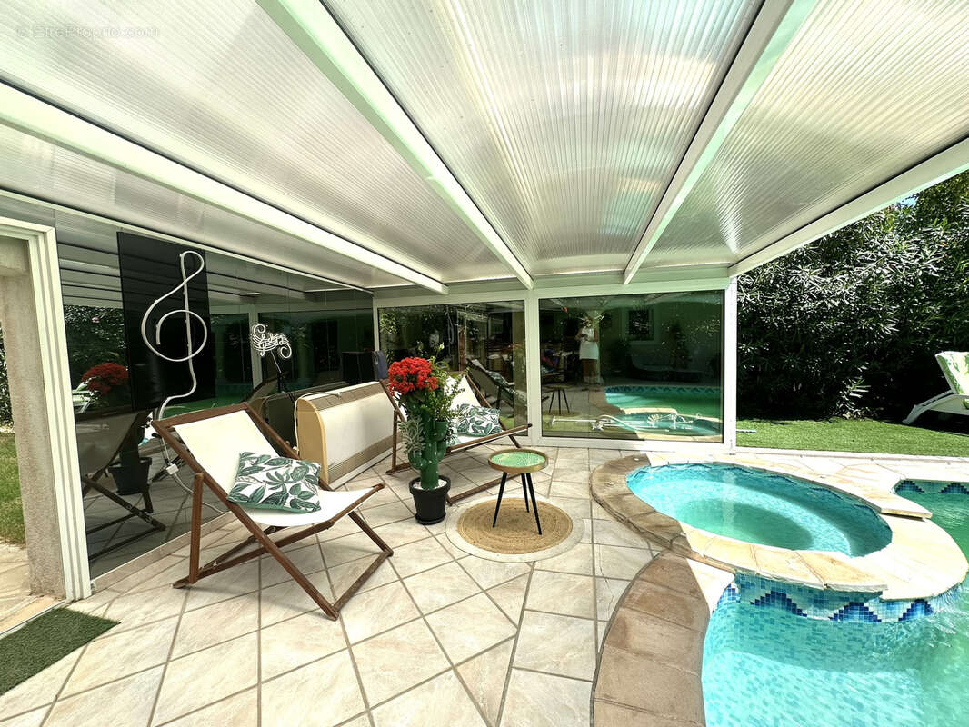 Villa d'exception 7 pieces de 192 m2 avec piscine a toit ouvrant a puget-sur-argens - photo 2