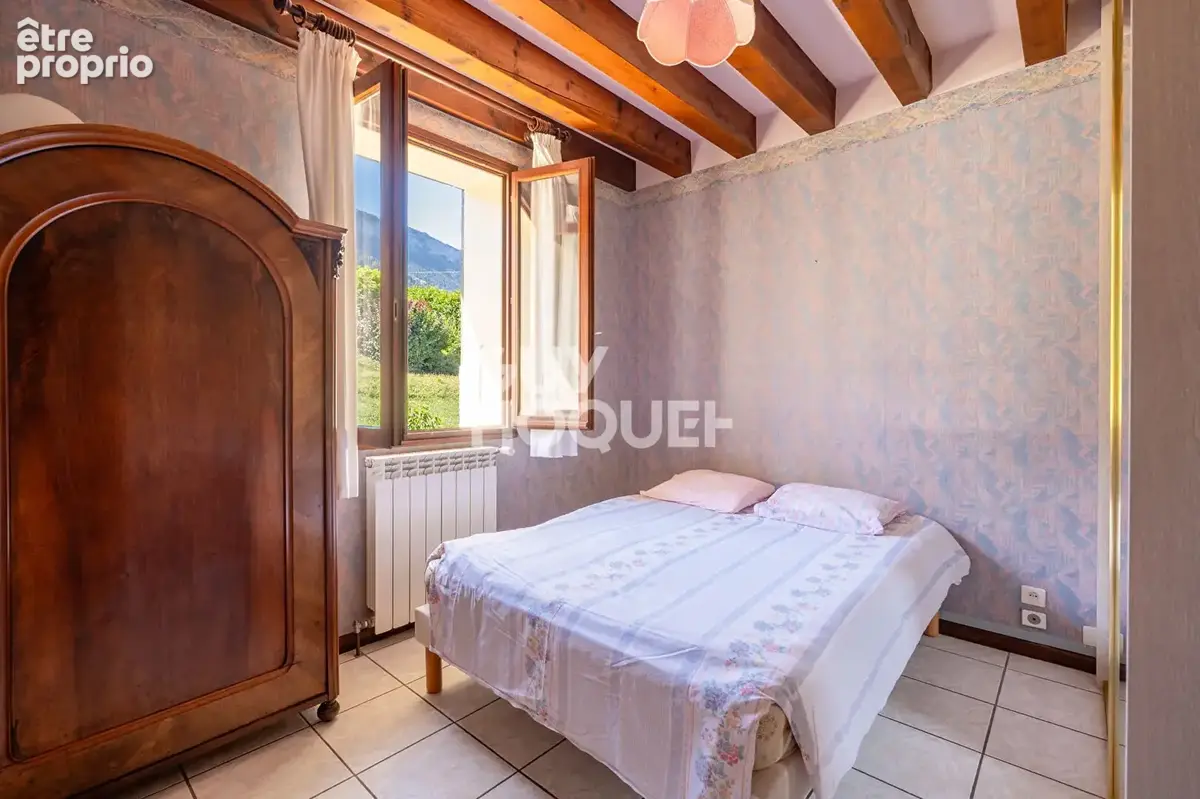 Maison de caractère de 228,4 m² - DPE E - Six chambres, dépendance et vue sur les montagnes - photo 14