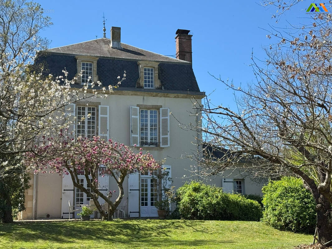 Maison à VILLECOMTAL-SUR-ARROS