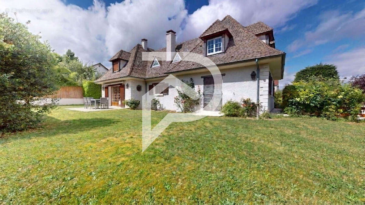 RARE - Coeur de Marly-le-Roi maison familiale de 6 chambres avec double séjour, jardin, garage - photo 2