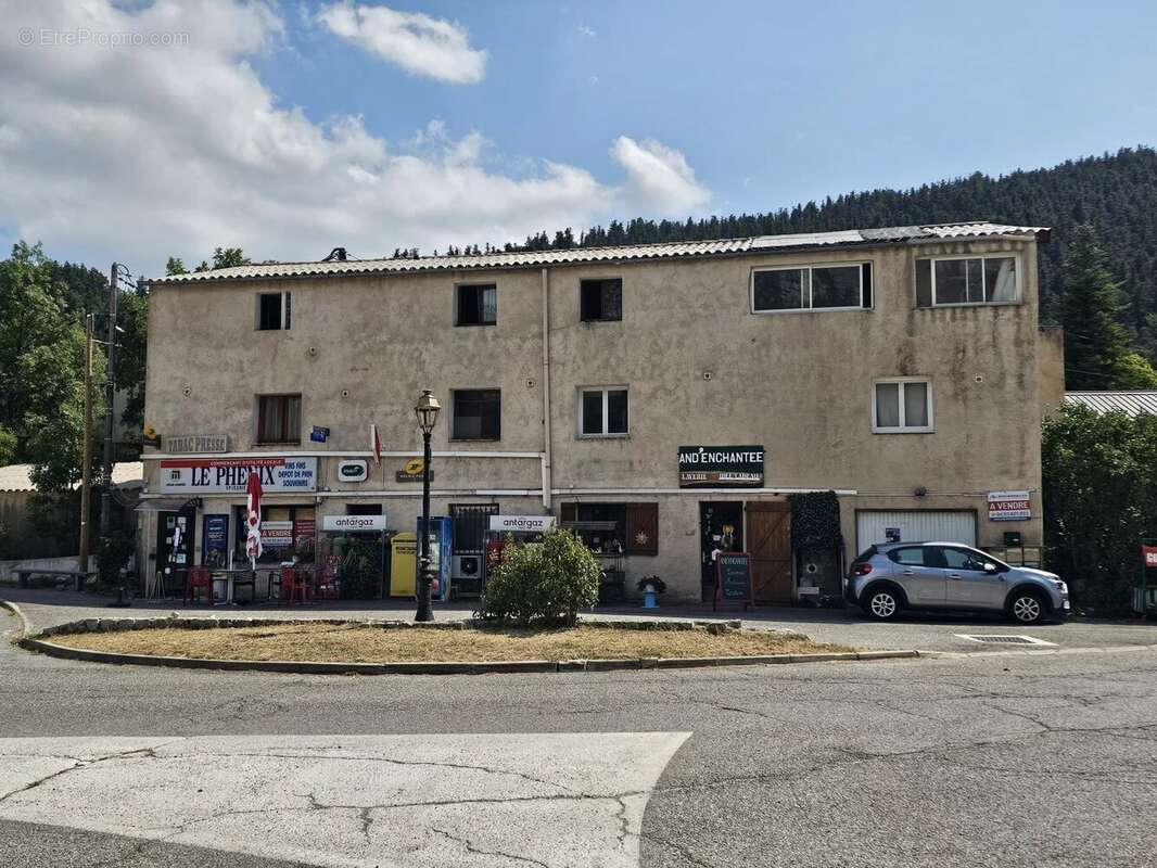 Ensemble immobilier avec commerces et logements – Idéal investisseur - photo 4