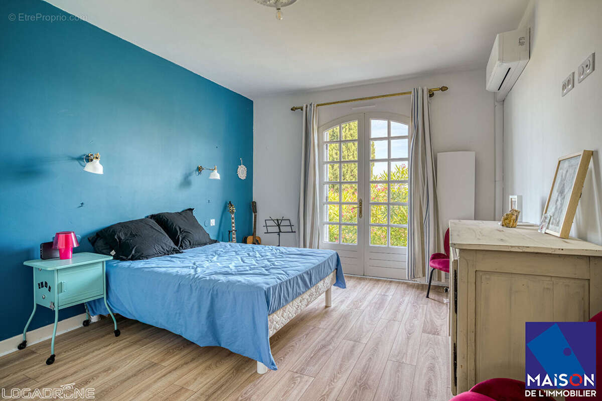 Sur les hauteurs de Villeneuve sur Lot, venez découvrir une charmante maison construite en 1975 d'environ 170m2 avec 3 chambres. - photo 8