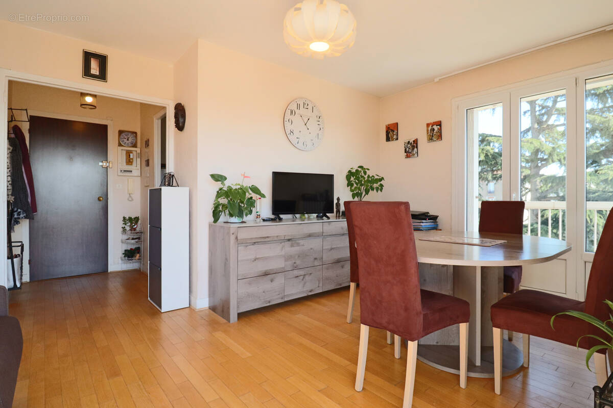 Appartement à LES PAVILLONS-SOUS-BOIS