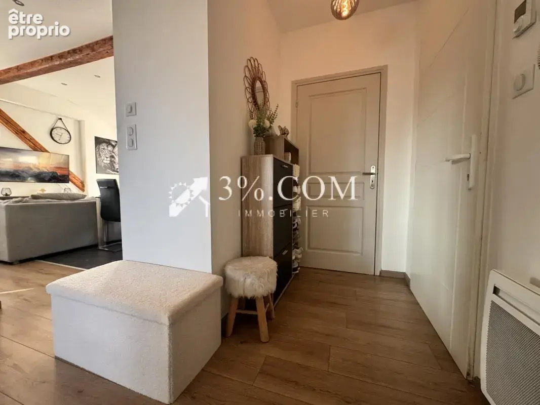 3%COM Très beau F2 avec terrasse - cave - photo 8