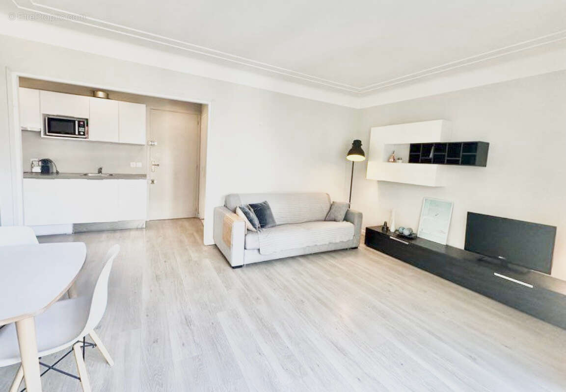 Le cannet limite cannes t2 49 m2 dans résidence bourgeoise 2 balcons meublé cave parking - photo 2