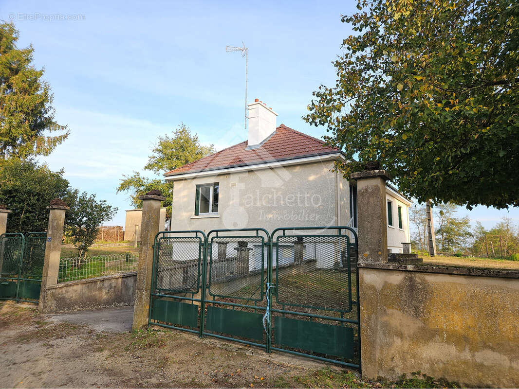 Maison à SAINT-LEGER-SUR-VOUZANCE