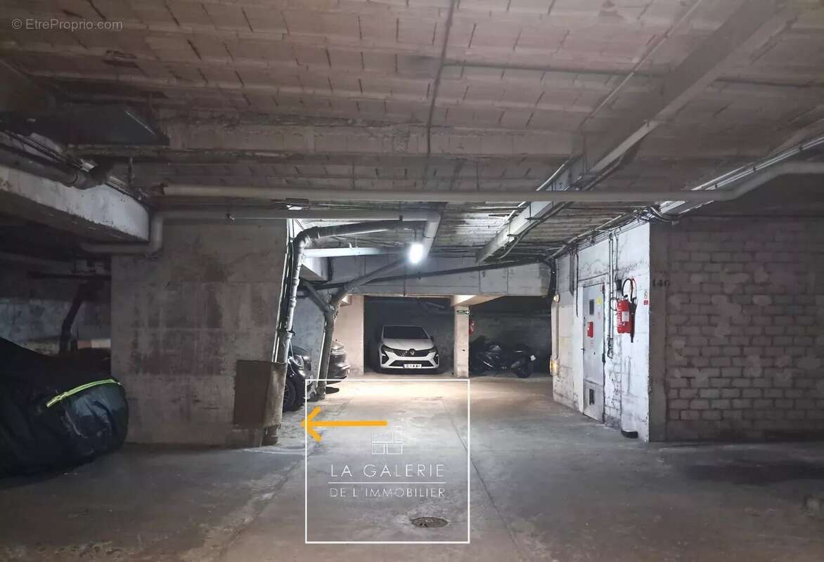 Parking à PARIS-16E