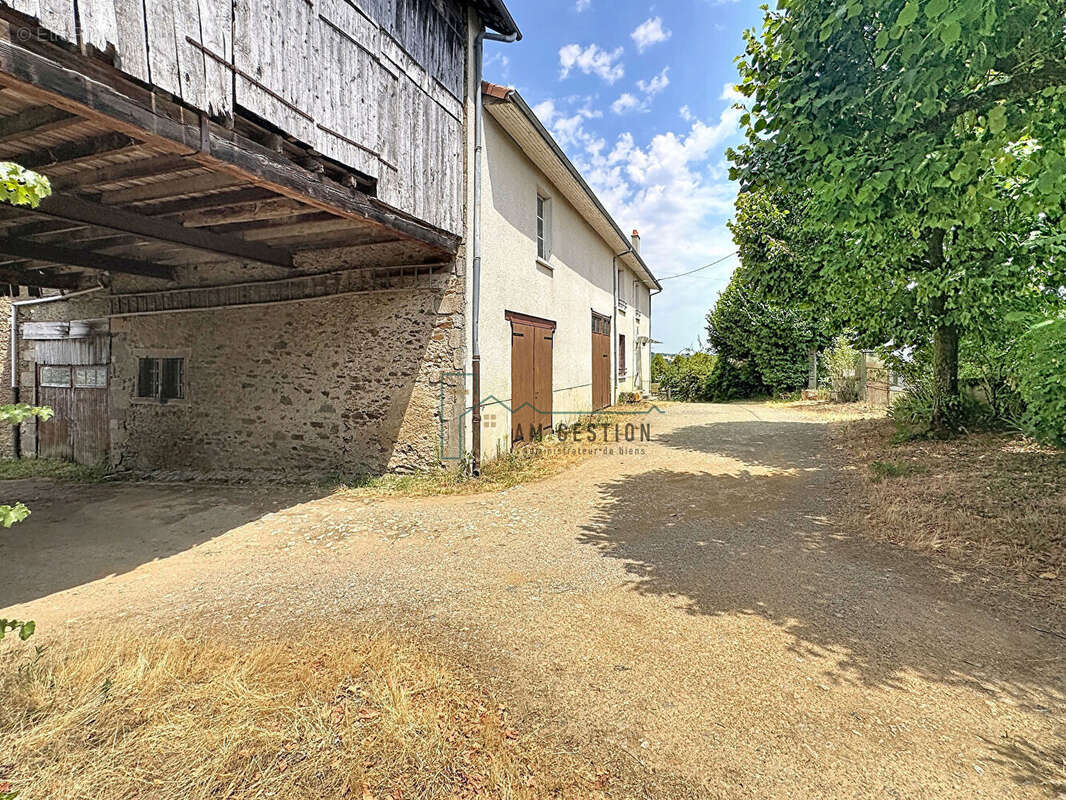 ensemble immobilier maison 141m2 et granges - photo 4