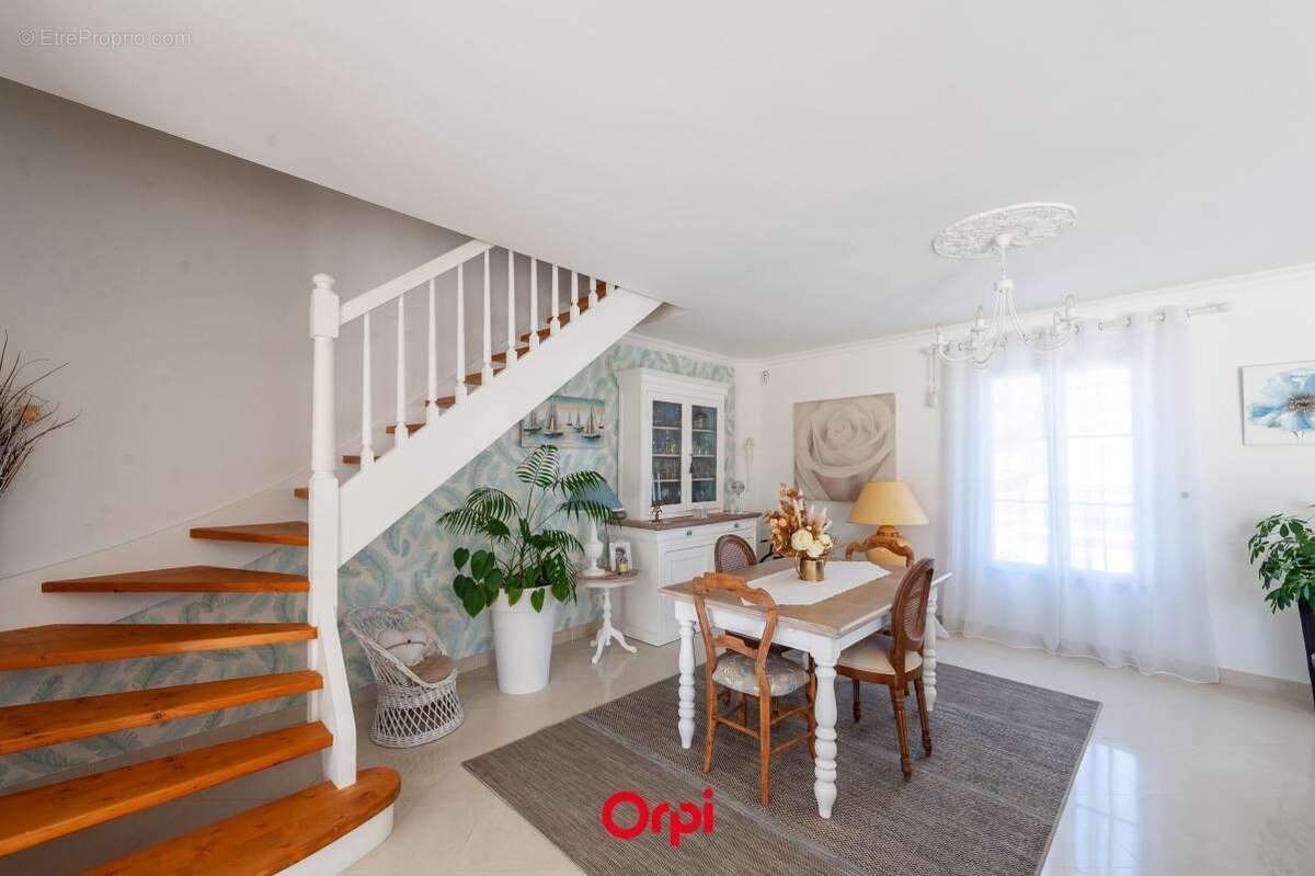 Elégante villa familiale avec piscine chauffée et garage triple - photo 12