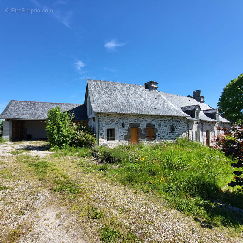Maison en pierres mitoyenne d'un côté. - photo 25