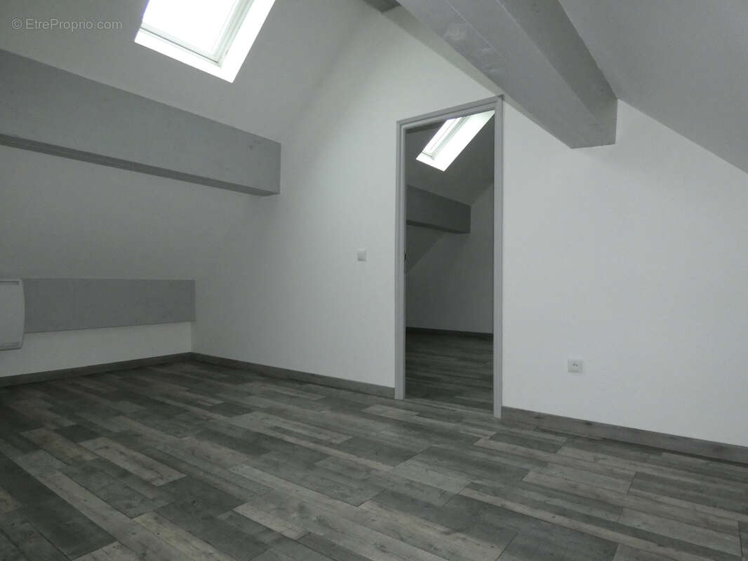 Maison à LAROCHE-SAINT-CYDROINE