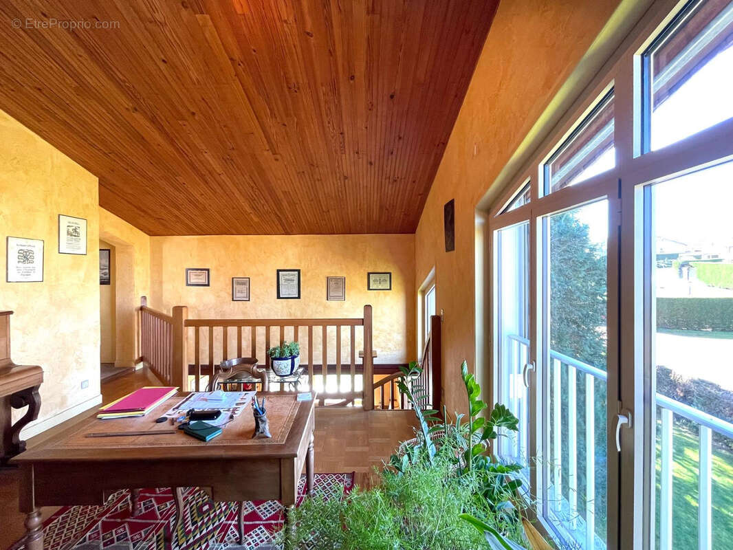 Maison à COMMELLE-VERNAY