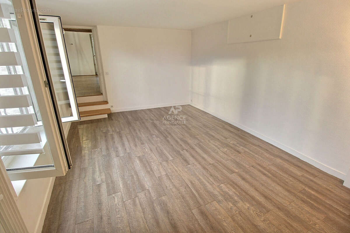 Maison Chanteloup Les Vignes 6 pièce(s) 180 m2 - photo 6