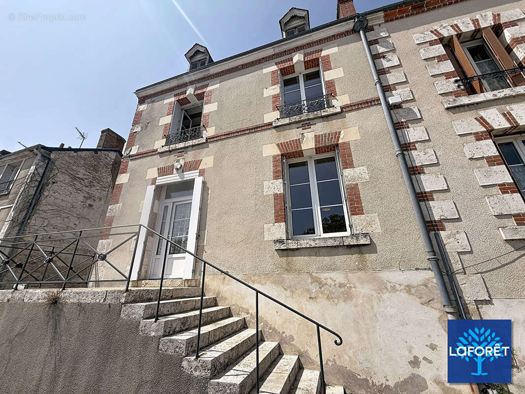 À seulement 10 minutes de Blois, laissez-vous séduire par cette maison pleine de charme. - photo 3