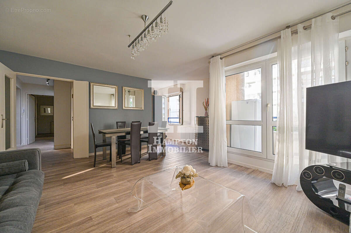 M° Colonel Fabien /  Rue des Chaufourniers. Un appartement de 4 pièces avec 2 balcons - photo 3