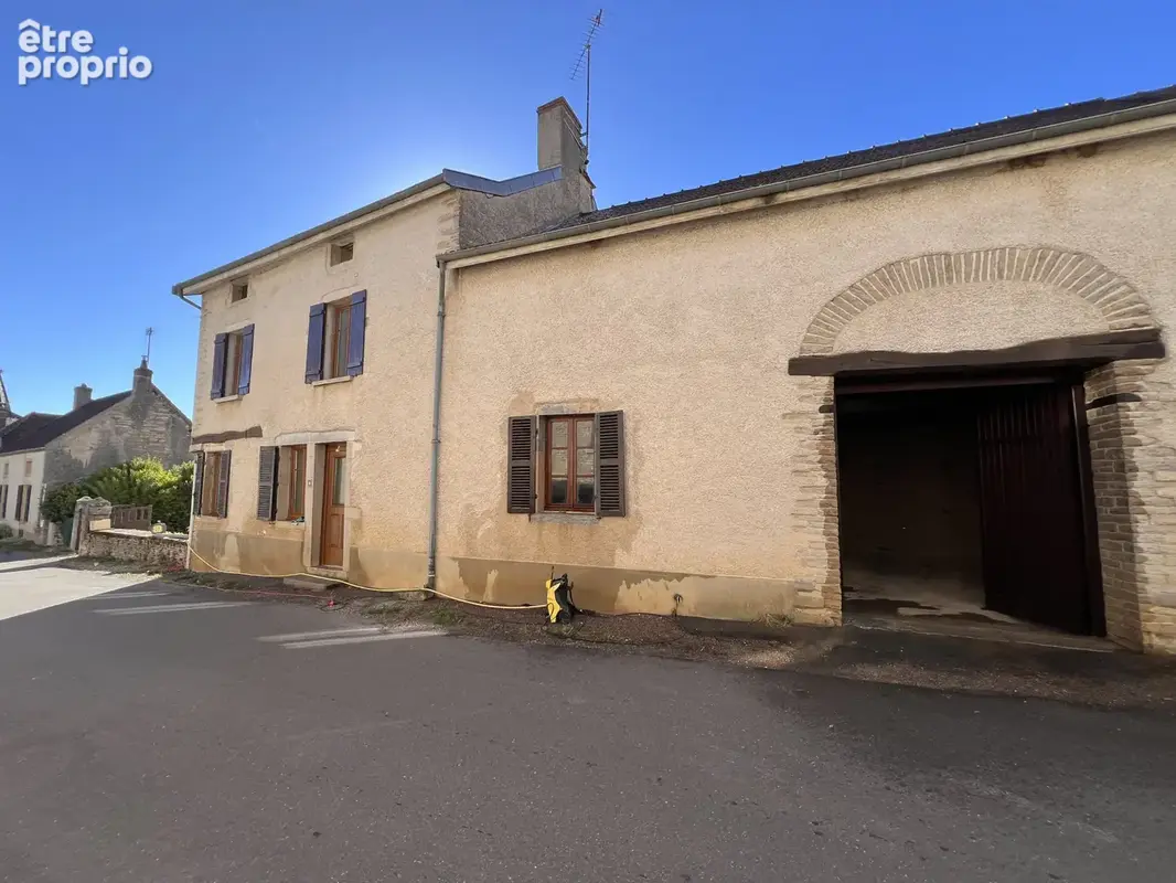 Exclusivité. Hautes-Côtes de Nuits maison ancienne avec dépendances. - photo 1