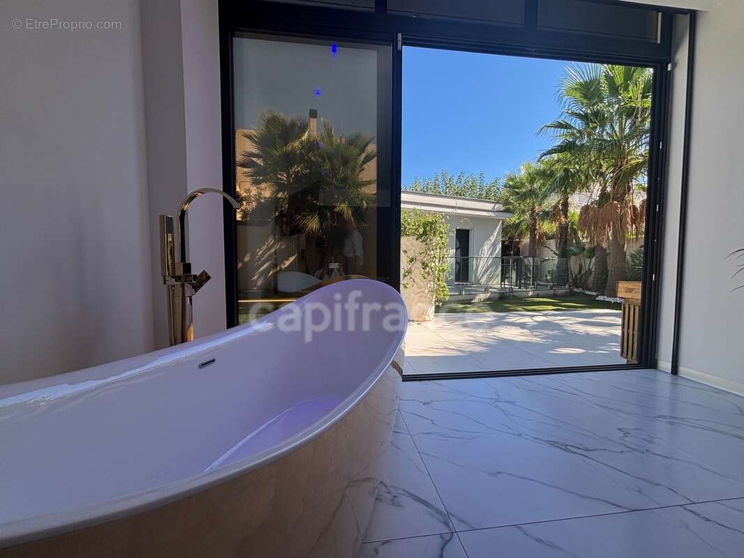 Grau d'agde, villa contemporaine p7 avec double garage, prestations luxueuses proche mer, secteur calme - photo 11
