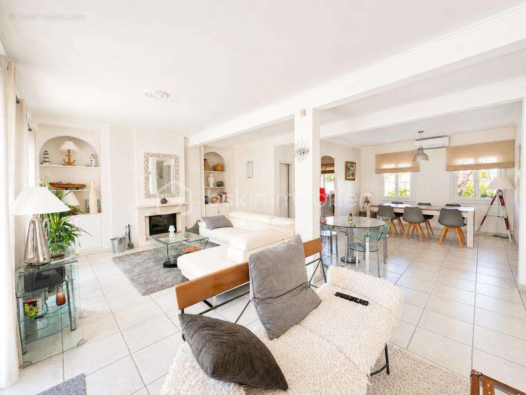 Valras-Plage – Superbe maison T6 de 190 m² avec piscine chauffée et garage sur terrain de 278 m2 - photo 19